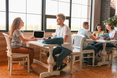 Üniversite sınavına hazırlanan genç öğrenciler