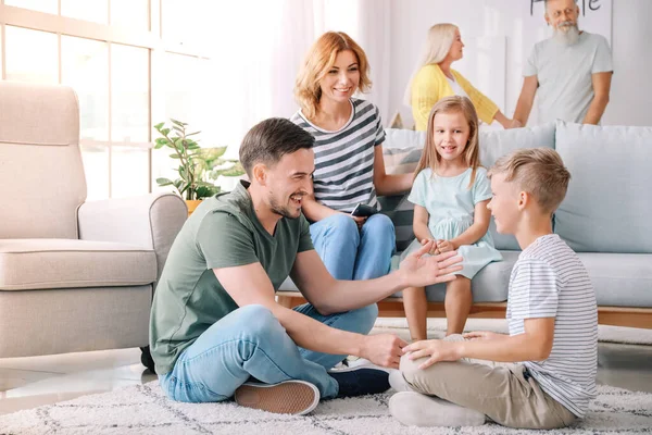 Glückliche Familie, die zu Hause zusammen ruht — Stockfoto