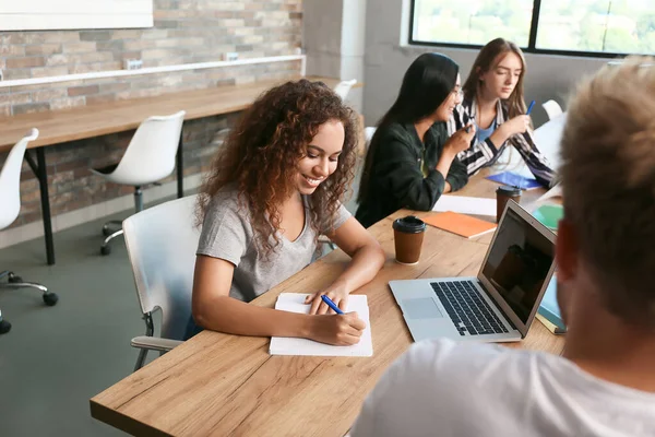 Grupo de estudiantes que se preparan para el examen en la universidad — Foto de Stock