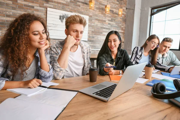 Grupp av studenter som förbereder sig för examen vid universitet — Stockfoto