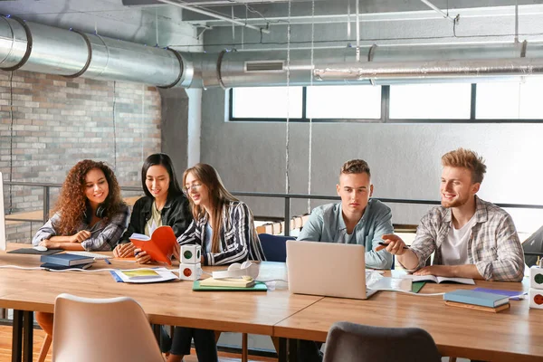 Grupp av studenter som förbereder sig för examen vid universitet — Stockfoto