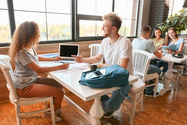 Jovens estudantes que se preparam para o exame na universidade — Fotografia de Stock