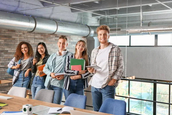 Groupe d'étudiants à l'université — Photo