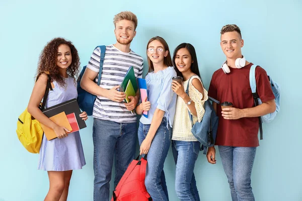 Gruppo di studenti su sfondo a colori — Foto Stock