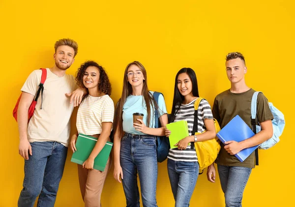 Grupo de estudantes em fundo de cor — Fotografia de Stock