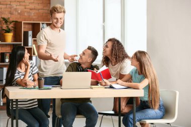 Üniversitede sınava hazırlanan öğrenci grubu