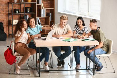 Üniversitede sınava hazırlanan öğrenci grubu