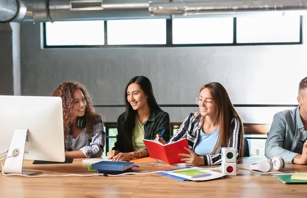 Grupo de estudiantes que se preparan para el examen en la universidad —  Fotos de Stock