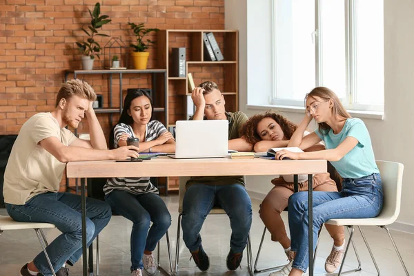 Grupa zmęczonych studentów przygotowujących się do egzaminu na uniwersytecie — Zdjęcie stockowe