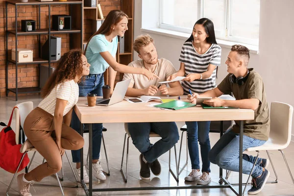 Grupo de estudantes que se preparam para o exame na universidade — Fotografia de Stock