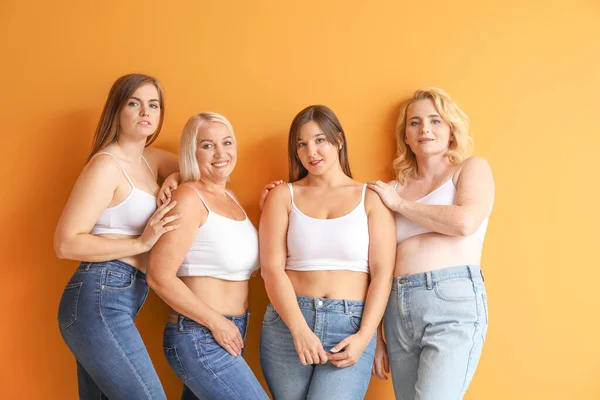 Группа положительных женщин на цветном фоне — стоковое фото