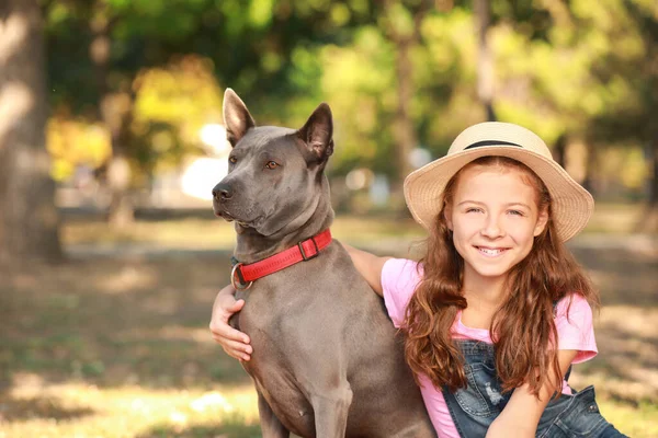 Kleines Mädchen mit süßem Hund im Park — Stockfoto