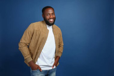 Mutlu Afrikalı-Amerikalı adam renkli arka plan üzerinde