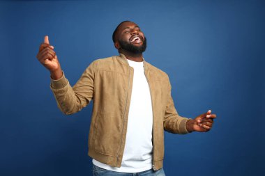 Mutlu Afrikalı-Amerikalı adam renkli arka plan üzerinde