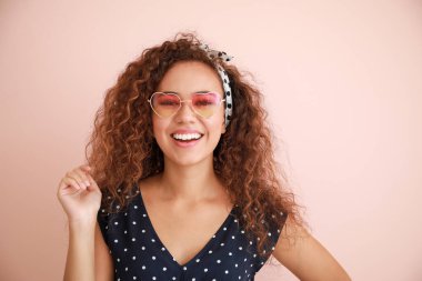 Renk arka plan üzerinde genç Afrikalı-Amerikalı kadın portresi