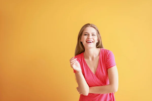 Retrato de mujer hermosa sobre fondo de color —  Fotos de Stock