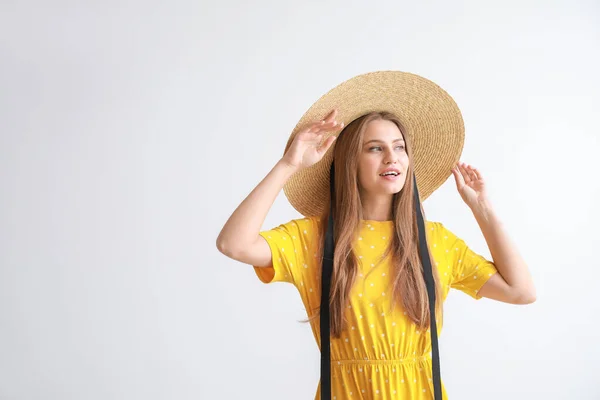 Retrato de mujer hermosa sobre fondo blanco — Foto de Stock