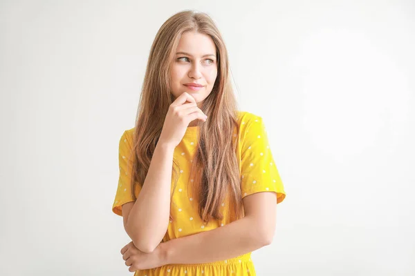 Retrato de mulher bonita no fundo branco — Fotografia de Stock