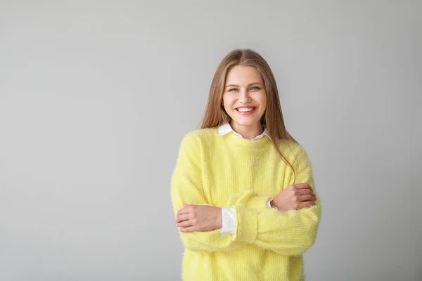 Retrato de mujer hermosa sobre fondo gris — Foto de Stock