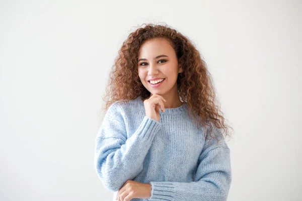 Portret van jonge Afro-Amerikaanse vrouw op lichte achtergrond — Stockfoto