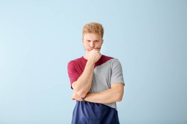 Renk arka plan üzerinde düşünceli adam portresi