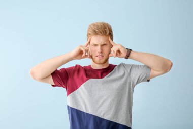 Renk arka planda vurguladı adam portresi