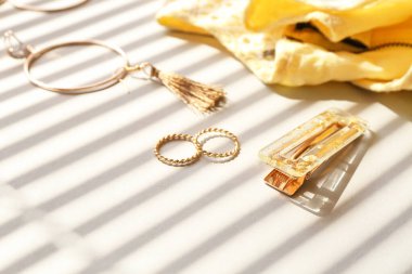 Beyaz arka planda şık kadın aksesuarları