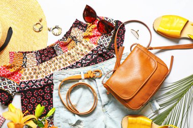 Beyaz arka planda şık aksesuarları olan modern kadın görünüşü