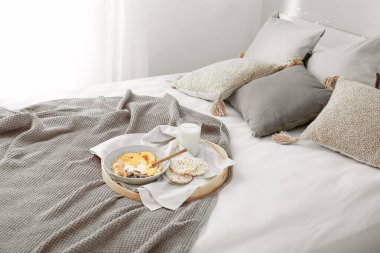Yatakta lezzetli kahvaltı tepsisi