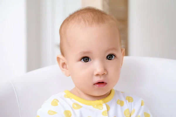 Portrét roztomilé malé dítě doma — Stock fotografie