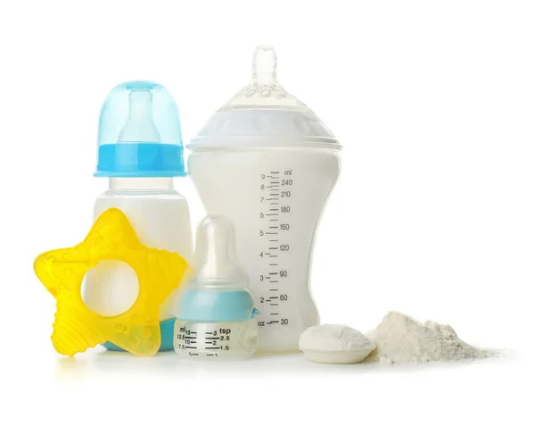 Botellas de leche para bebés y juguetes sobre fondo blanco — Foto de Stock