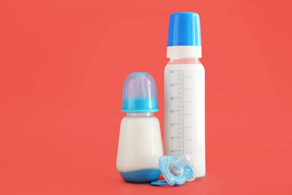 Botol susu untuk bayi dengan dot pada latar belakang warna — Stok Foto