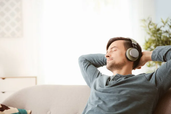Hombre guapo escuchando música en casa —  Fotos de Stock