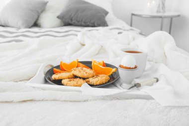 Yatakta lezzetli kahvaltı tepsisi