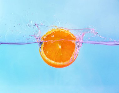 Turuncu parçanın açık arkaplanda suya düşmesi