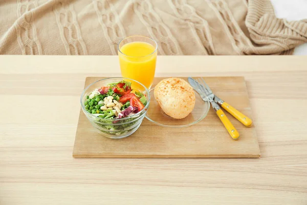 맛있는 샐러드, 주스 한잔, 아침 식사로 식탁에 차려 놓은 빵 — 스톡 사진