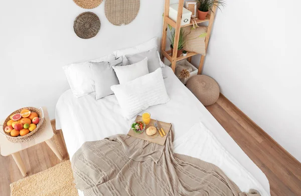 Interior del dormitorio moderno con desayuno en la cama — Foto de Stock