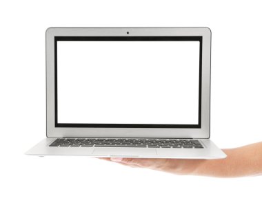 Beyaz arka planda modern dizüstü bilgisayarı olan bir kadın.