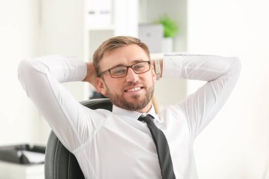 Yakışıklı işadamı rahatlatıcı Office