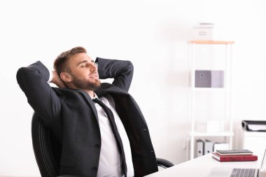 Yakışıklı işadamı rahatlatıcı Office