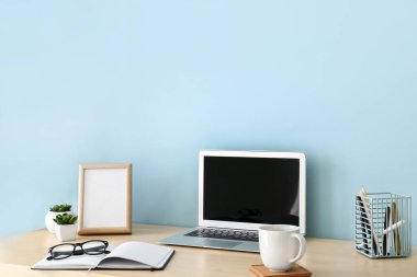 Ofisinde modern dizüstü bilgisayarı olan rahat bir iş yeri.