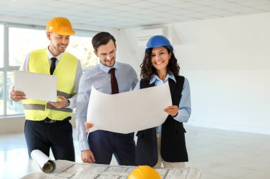 Kapalı bina projesini tartışan mühendislerden oluşan ekip