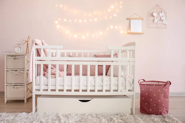 बेबी बिस्तर के साथ स्टाइलिश बच्चों के कमरे के आंतरिक — स्टॉक फ़ोटो, इमेज