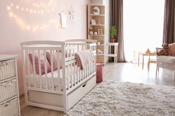 Interior do elegante quarto infantil com cama de bebê — Fotografia de Stock
