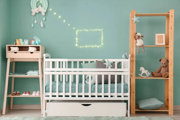 Interieur van stijlvolle kinderkamer met babybedje — Stockfoto