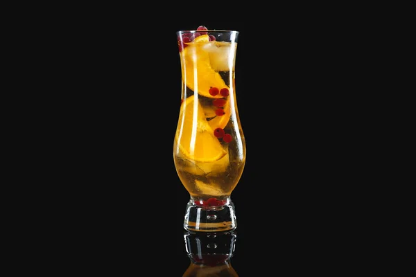 Verre de cocktail savoureux sur fond sombre — Photo