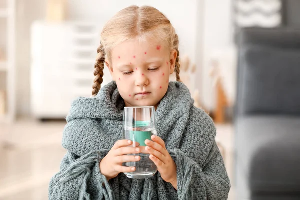 Holčička nemocná s plané neštovice pitné vody doma — Stock fotografie