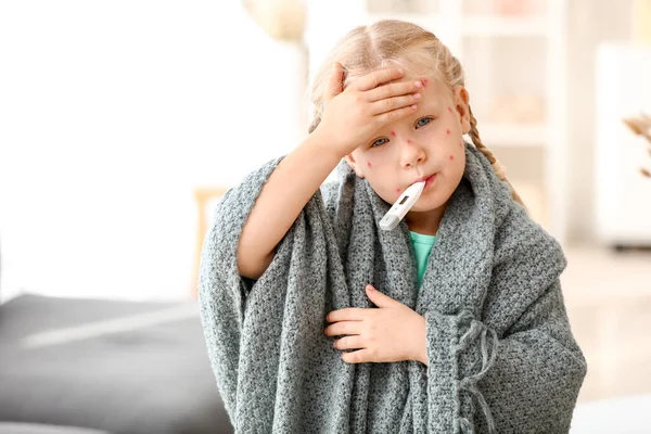 Mała dziewczynka chora na ospę wietrzną w domu — Zdjęcie stockowe