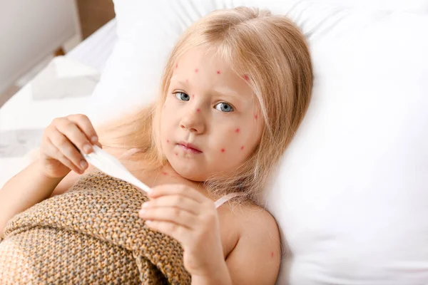 Niña enferma con varicela acostada en la cama — Foto de Stock