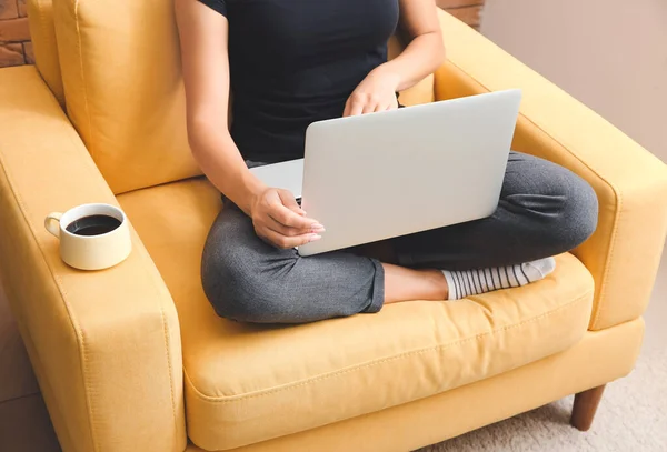 Jonge vrouw werkt op laptop thuis — Stockfoto